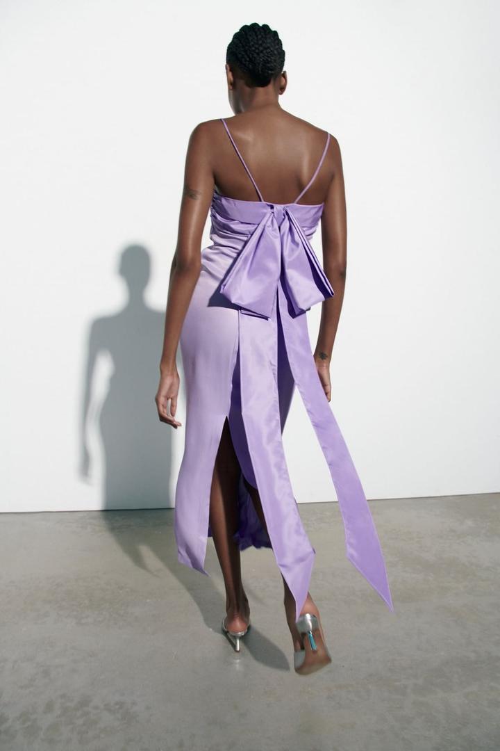 Vestido lencero combinado en color malva de Zara