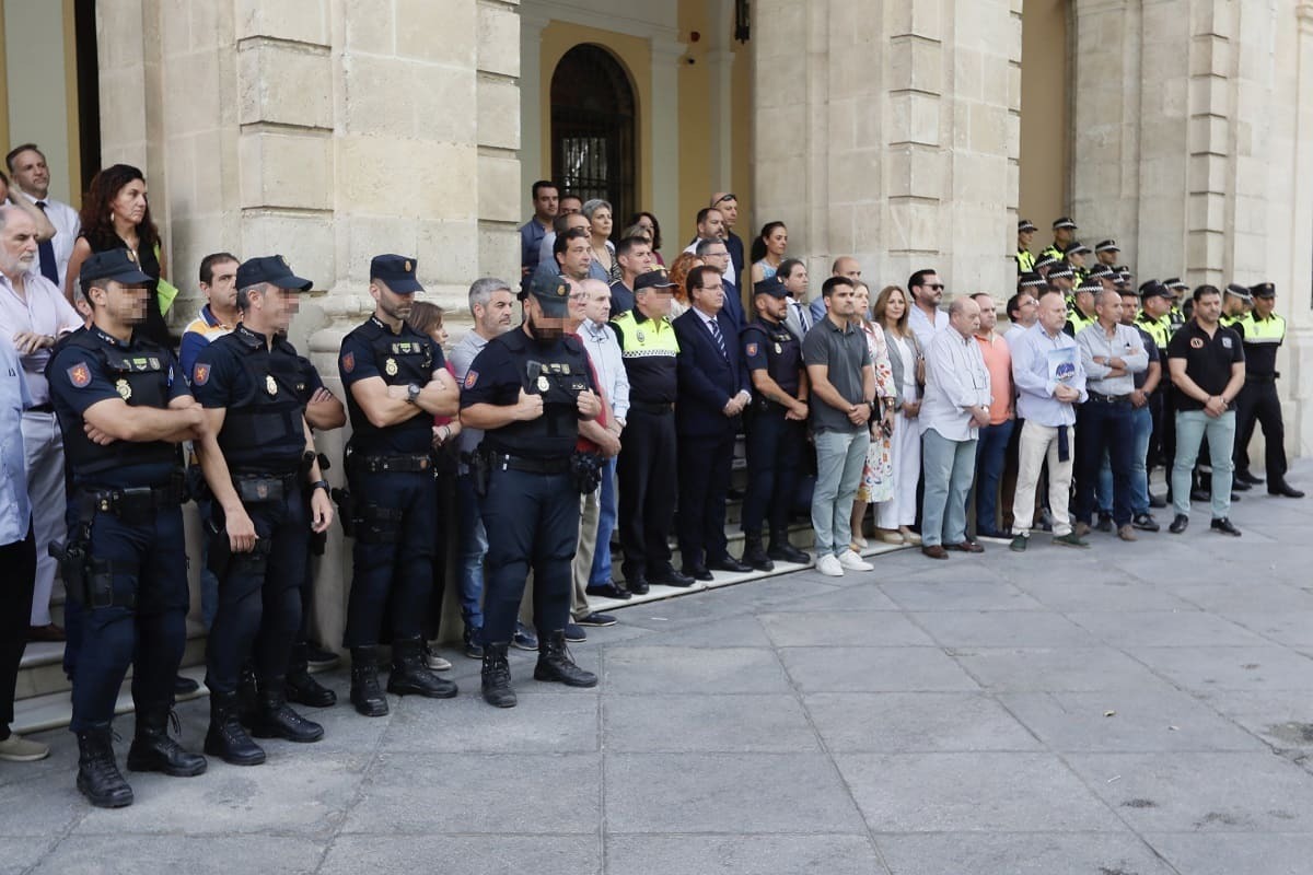 Concentración en memoria del policía muerto