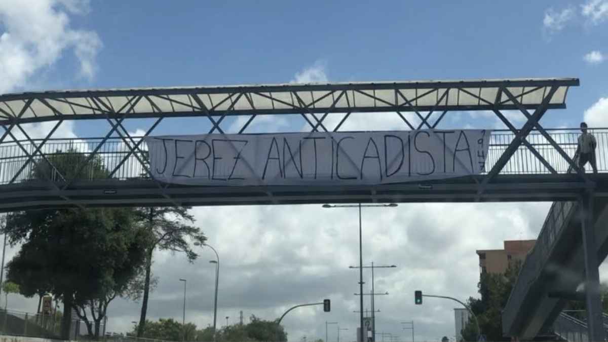 Pancarta en el puente del Hospital de Jerez