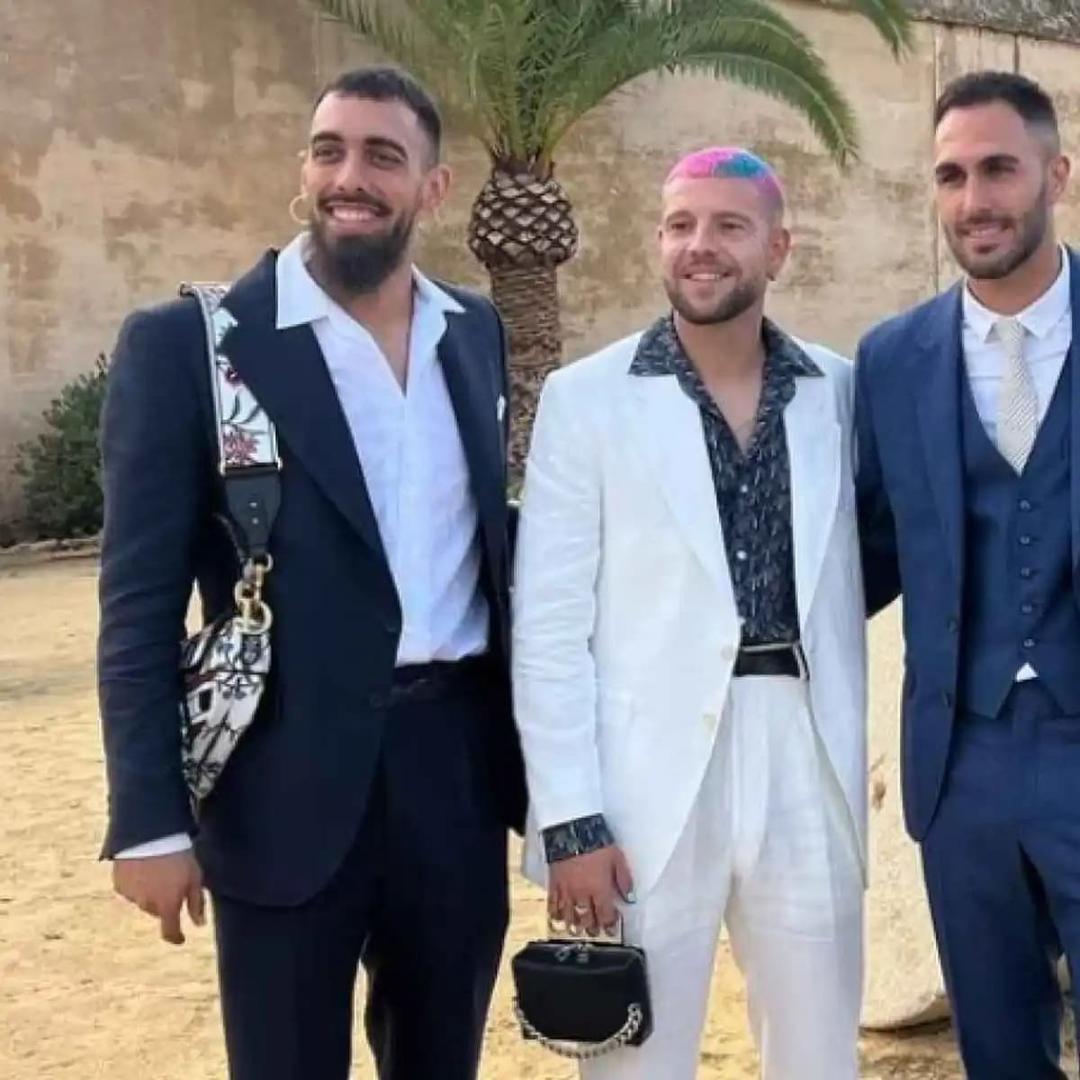 Borja Iglesias y Aitor Ruibal posando en una boda