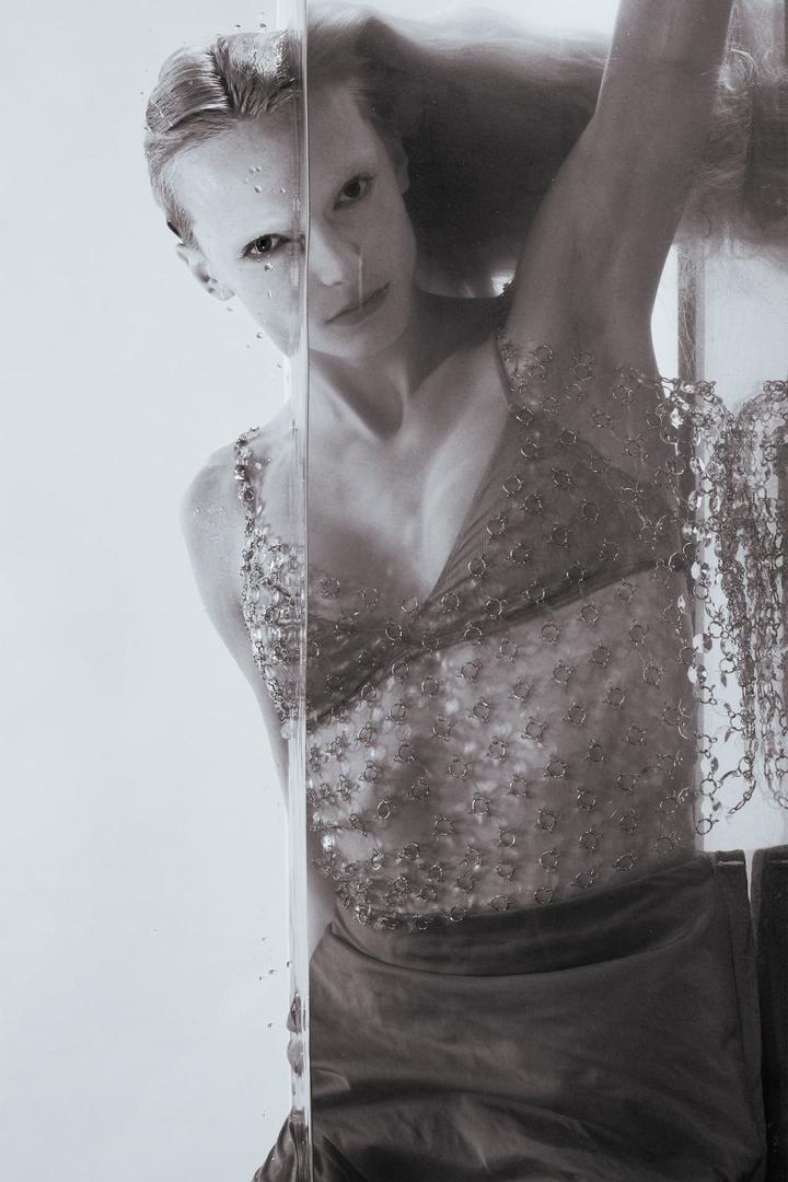 Top crop con cristales de Zara