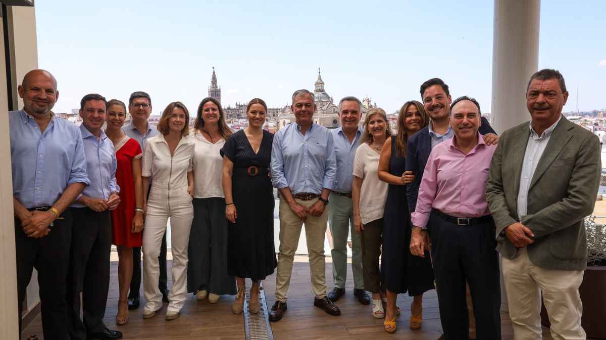 José Luis Sanz junto a su equipo de Gobierno en Sevilla
