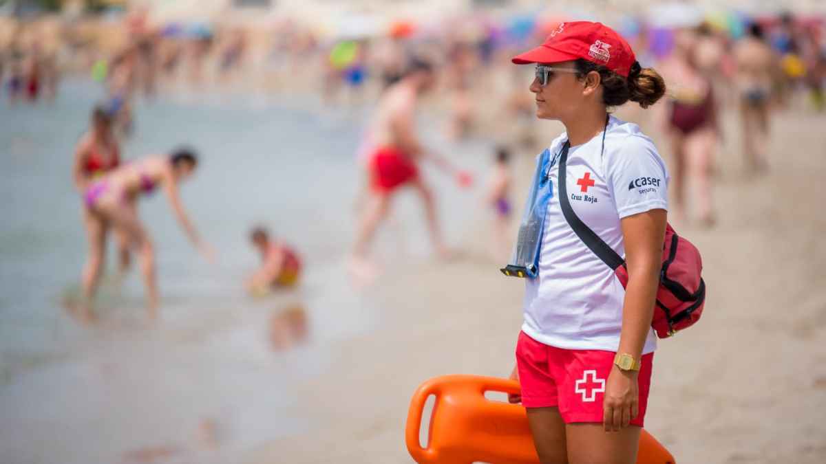 Una socorrista de la Cruz Roja en una foto de archivo