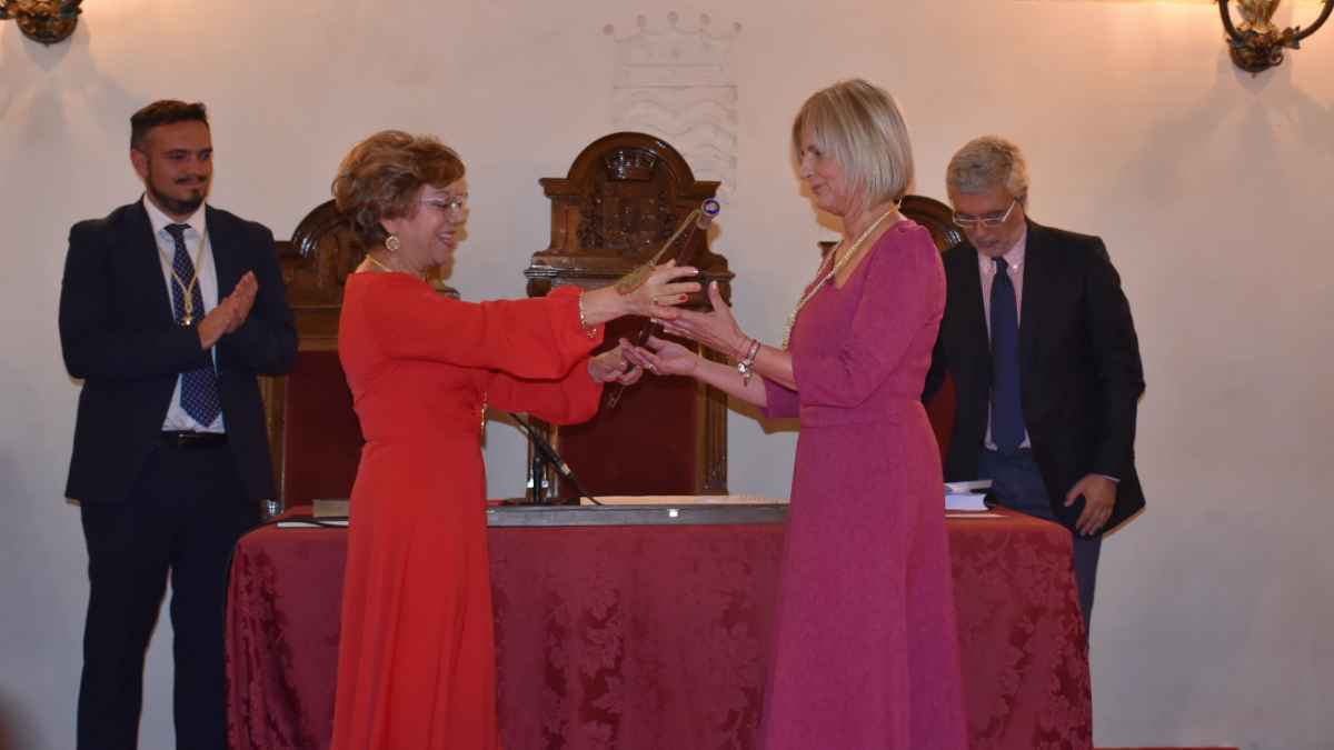 María José García-Pelayo recibiendo el bastón de mando de la ciudad  | Foto: Noelia Herrera (Jonocla) para El MIRA