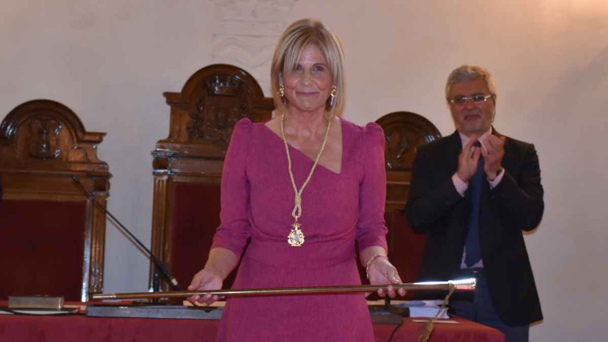 María José García-Pelayo con el bastón de mando de la ciudad  | Foto: Noelia Herrera (Jonocla) para El MIRA