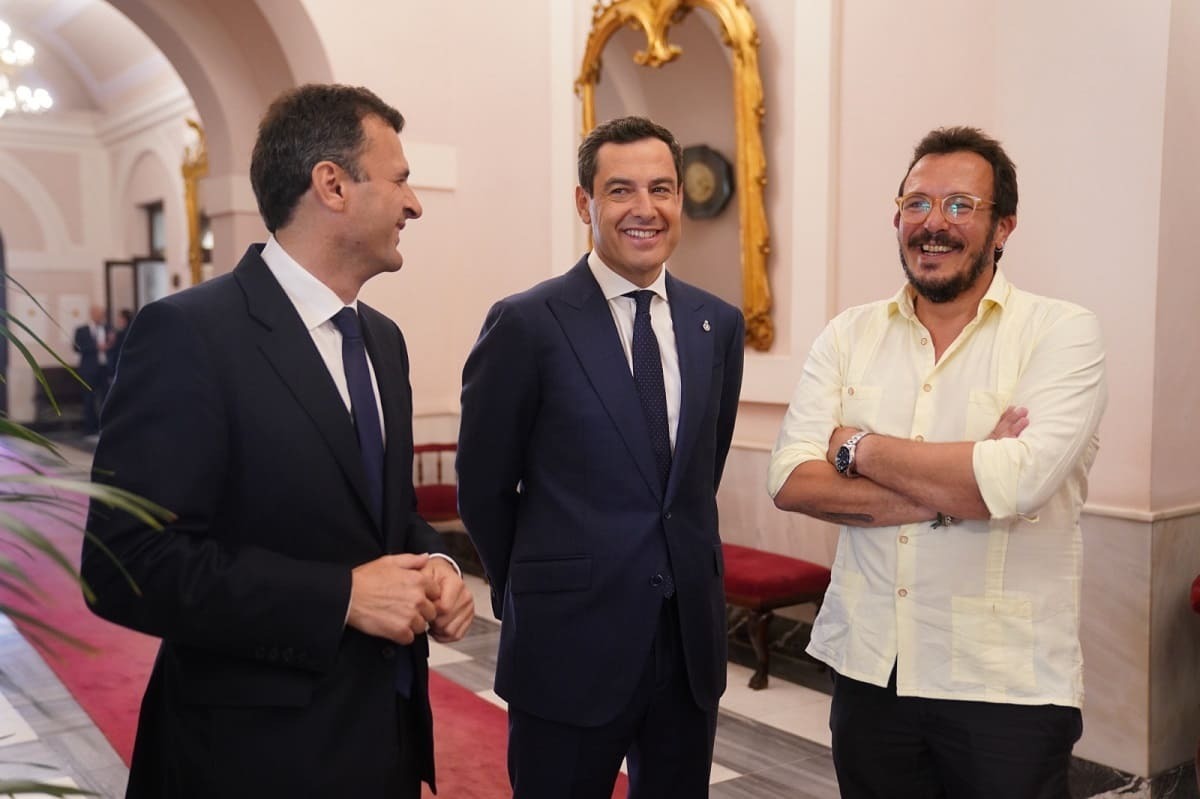 Bruno García, junto a Juanma Moreno y José María González Kichi