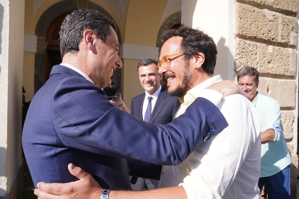 Juanma Moreno se abraza con José María González Kichi, en presencia de Bruno García