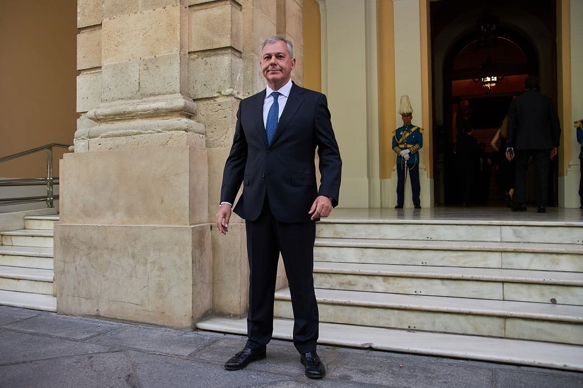 José Luis Sanz, en la puerta del Ayuntamiento de Sevilla