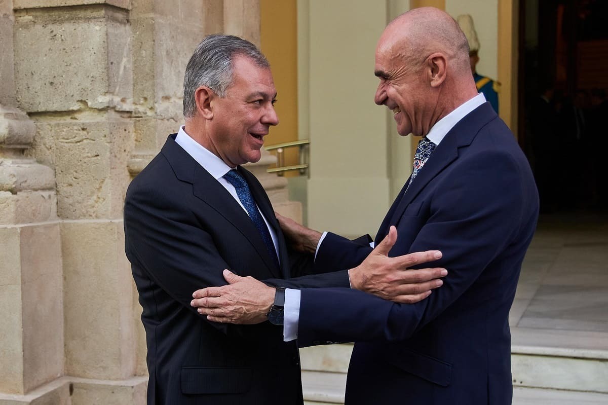 José Luis Sanz, con su antecesor Antonio Muñoz