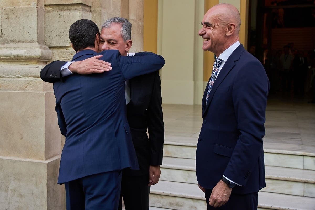 José Luis Sanz se abraza con el presidente de la Junta de Andalucía Juanma Moreno