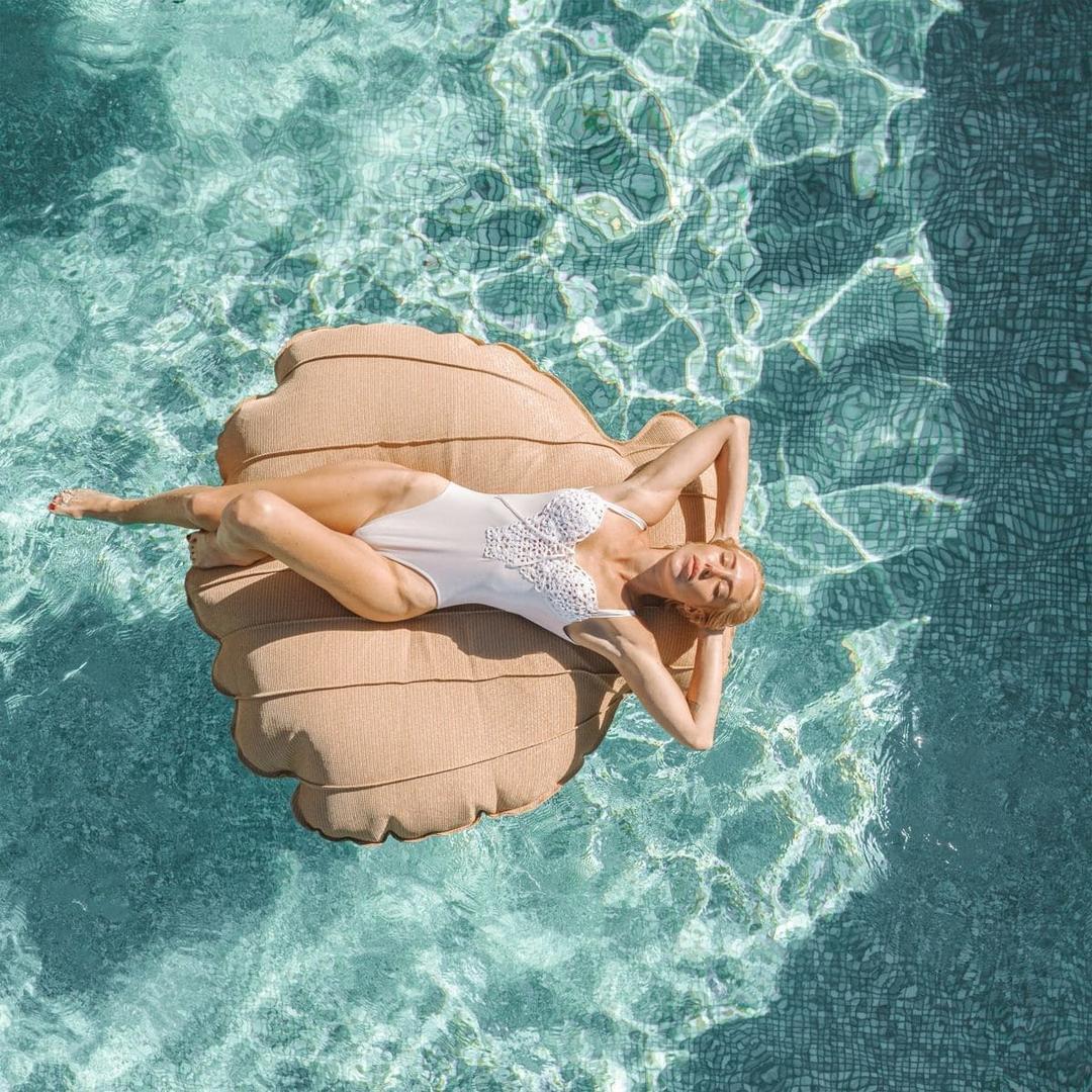 Puf con forma de concha flotante