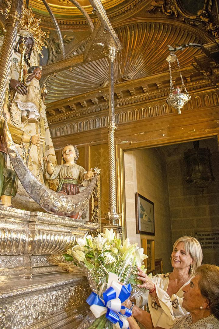 García-Pelayo coloca un ramo de flores a la Virgen de la Merced