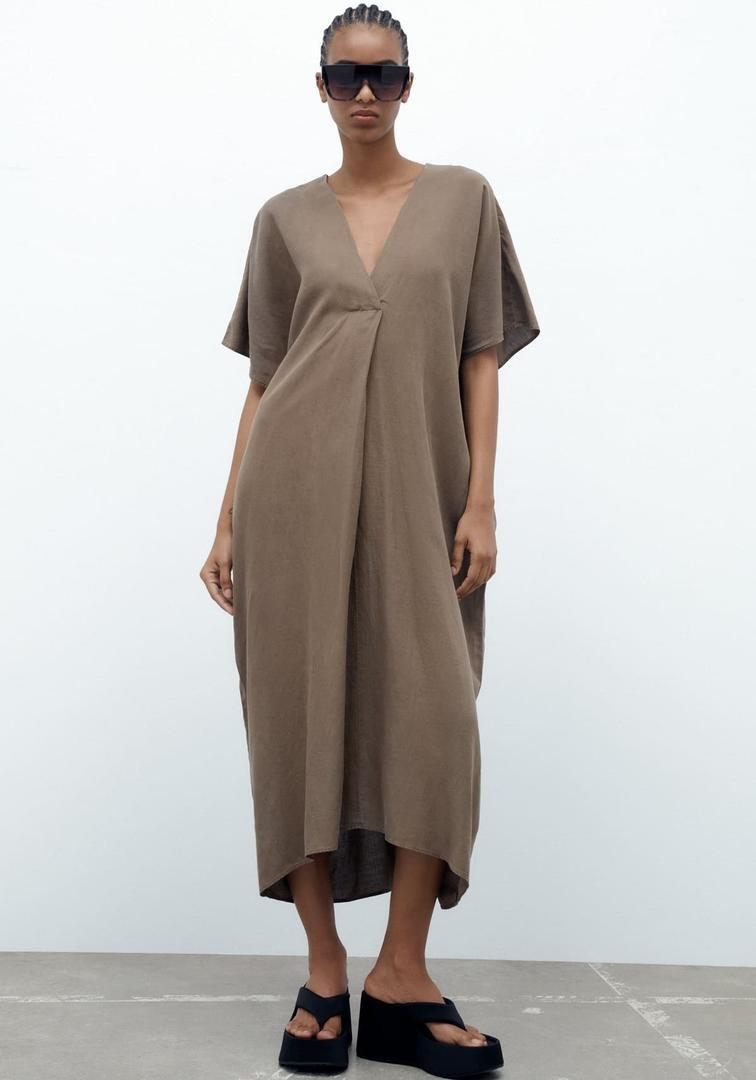 Vestido túnica con pliegues de Zara