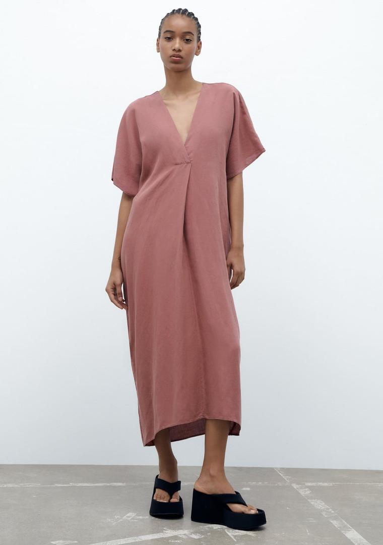 Vestido túnica con pliegues de Zara