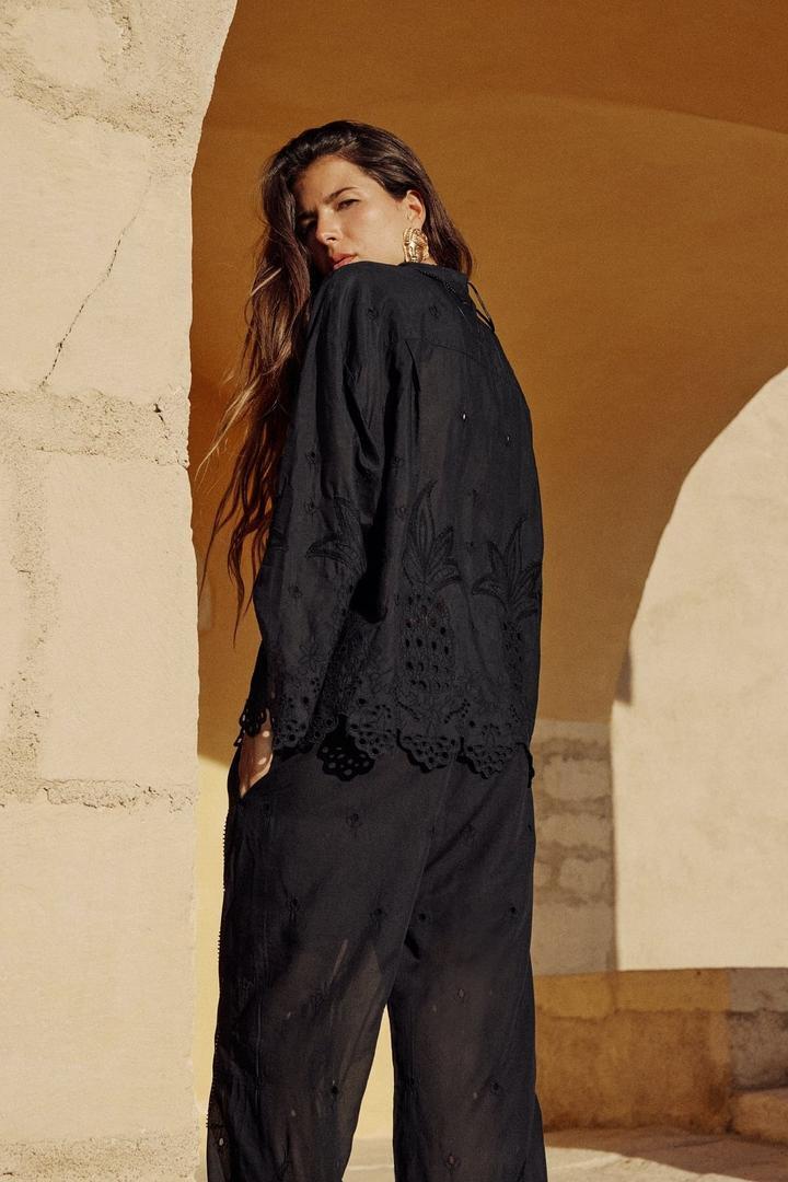 Pantalones bordados perforados de Zara