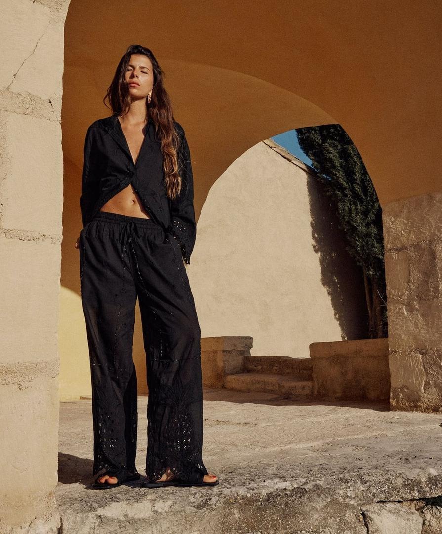 Pantalones bordados perforados de Zara