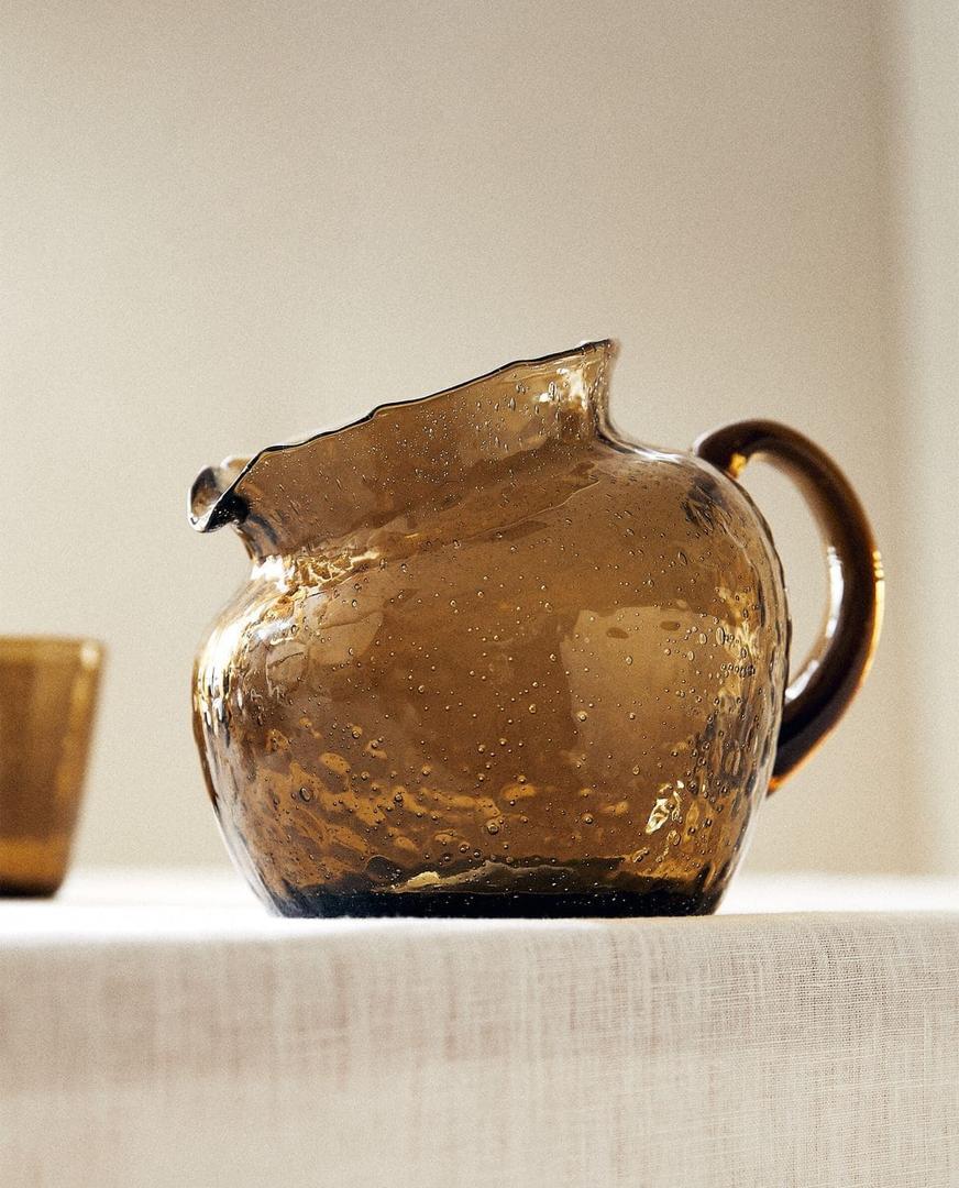 Jarra de vidrio de diseño irregular