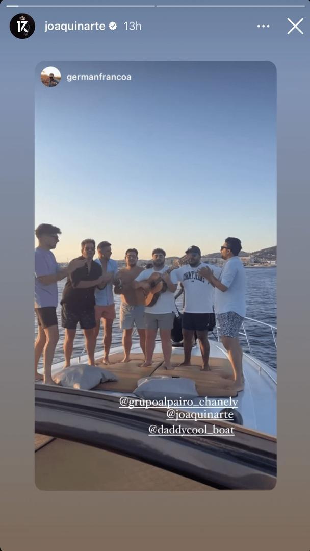 Joaquín y el Grupo Al Pairo en un barco en Ibiza