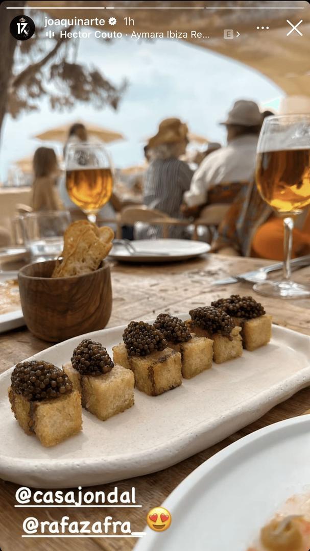 Joaquín comiendo en el restaurante Casa Jondal en Ibiza