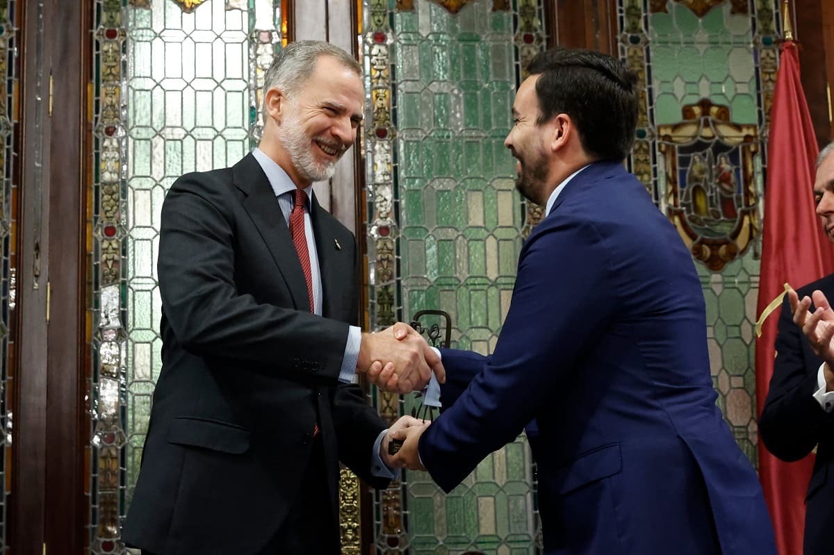 Felipe VI saluda al hijo de Alberto Jiménez Becerril