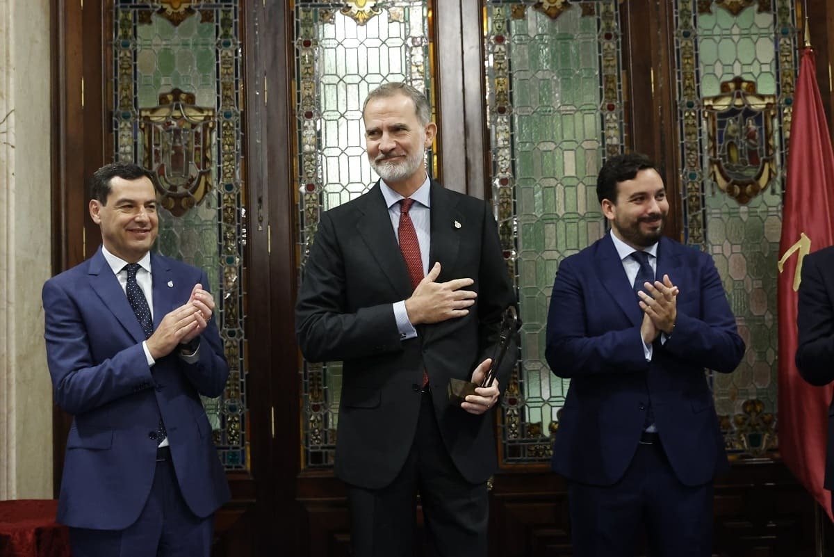 El rey recibe emocionado el premio en presencia de presidente de la Junta de Andalucía Juanma Moreno