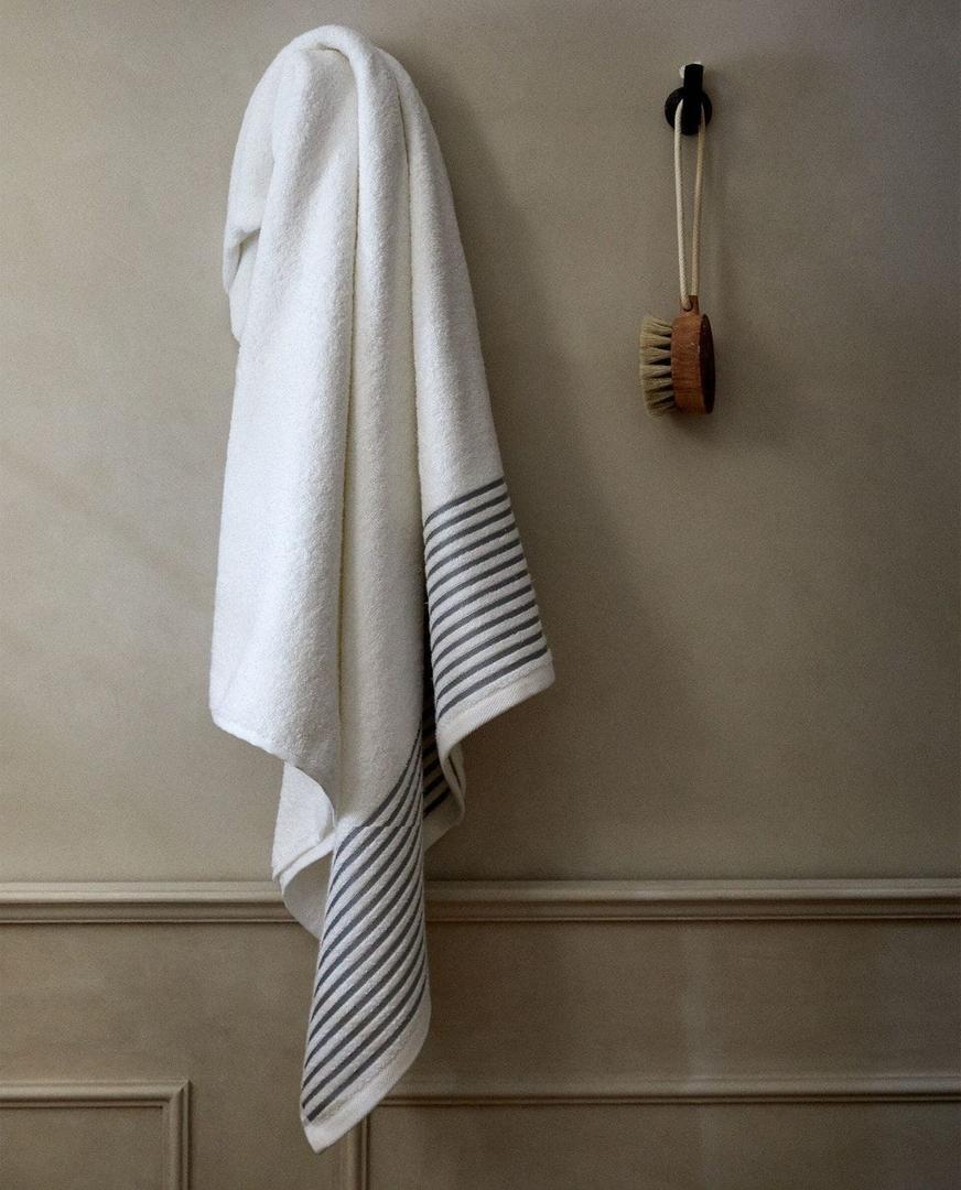 Toalla con cenefa de rallas