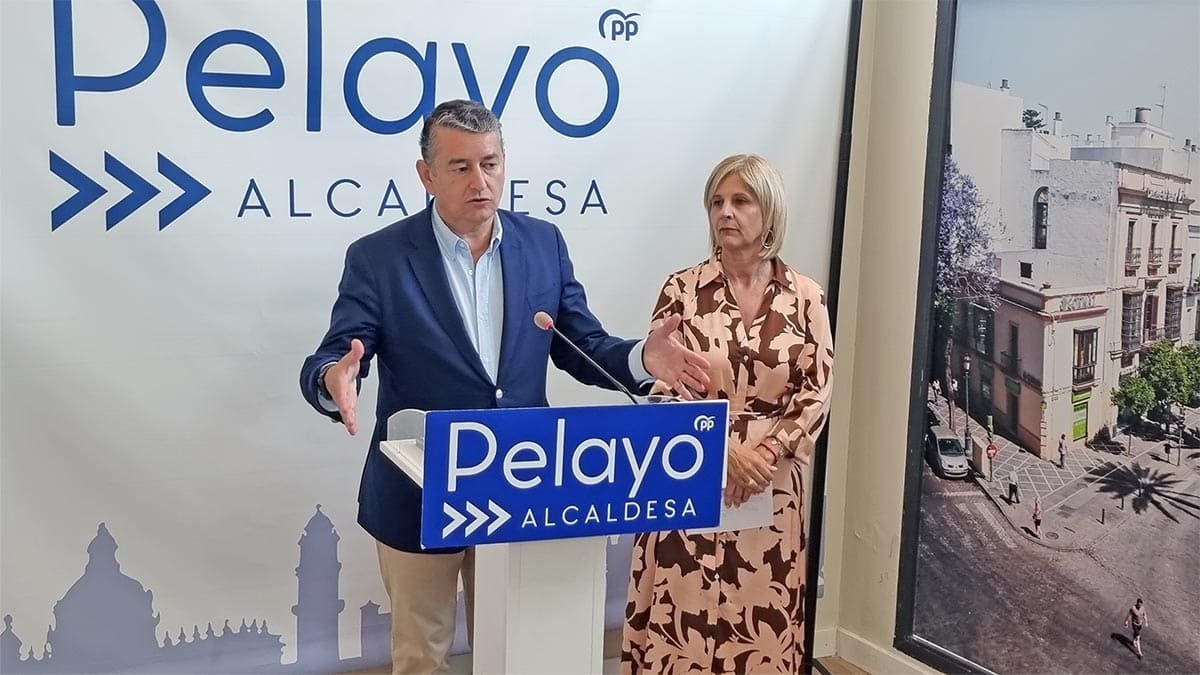 Antonio Sanz y María José García-Pelayo en rueda de prensa en la sede del PP de Jerez