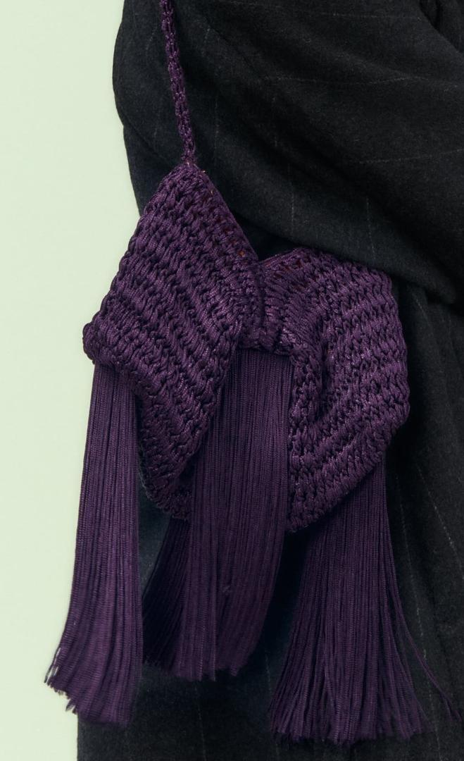 Bolso saca trenzada de flecos de Zara