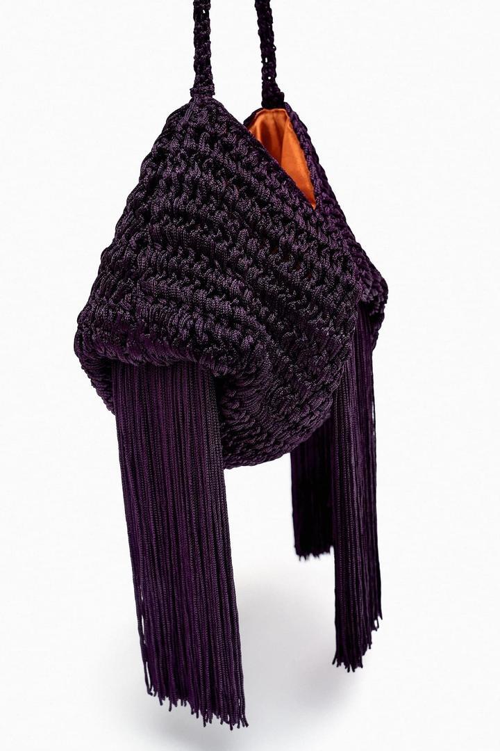 Bolso saca trenzada de flecos de Zara