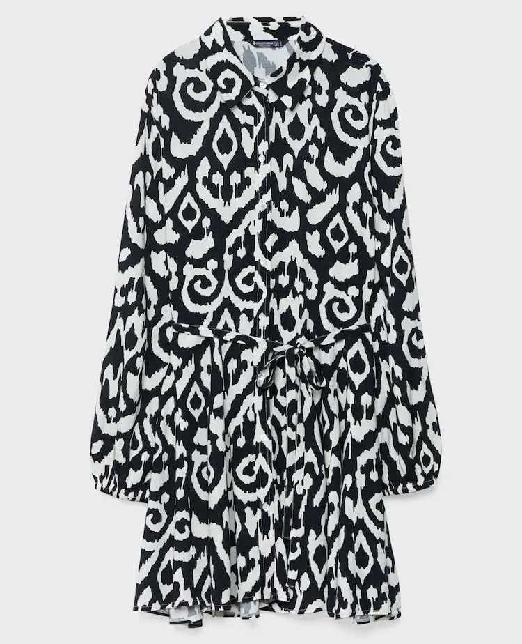 Vestido corto estampado de Stradivarius