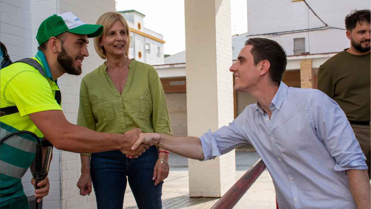 Jaime Espinar saludando a una operaria de limpieza | Foto: Noelia Herrera (Jonocla) para El MIRA