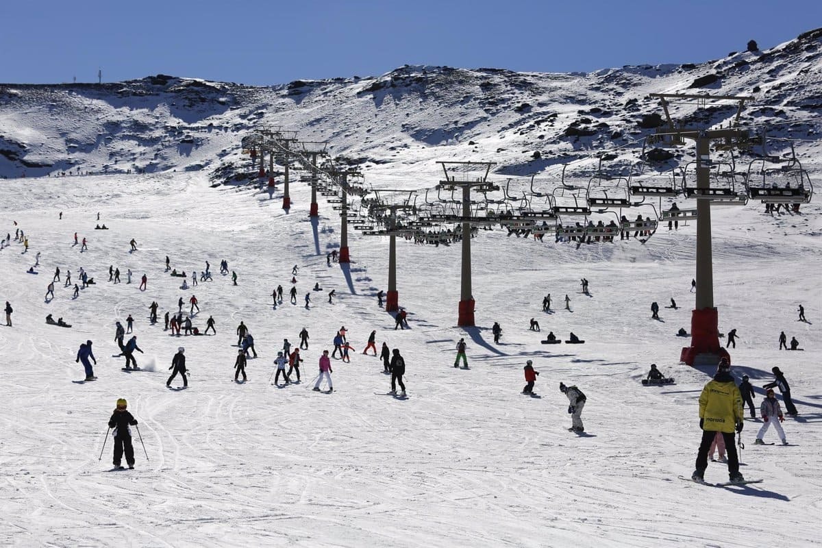 Muere un trabajador del departamento de remontes de Sierra Nevada tras caer desde 4 metros