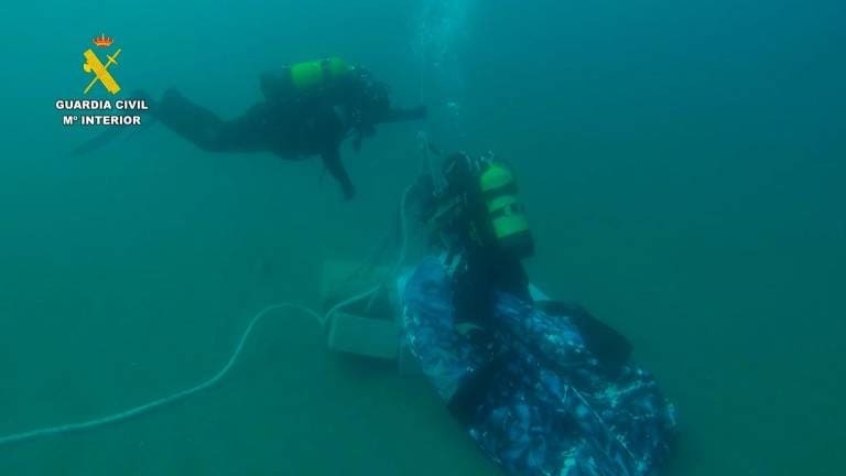 Un momento de la operación en el fondo del mar