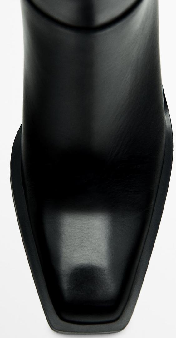 Bota de piel de vacuno y tacón cuadrado de Massimo Dutti