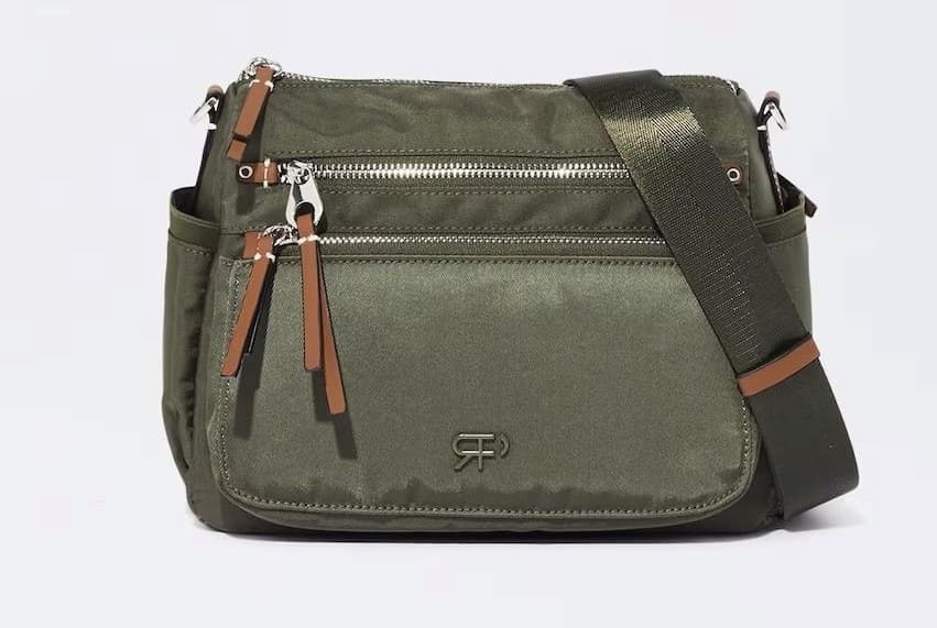 Bandolera con cierre de cremallera y varios compartimentos