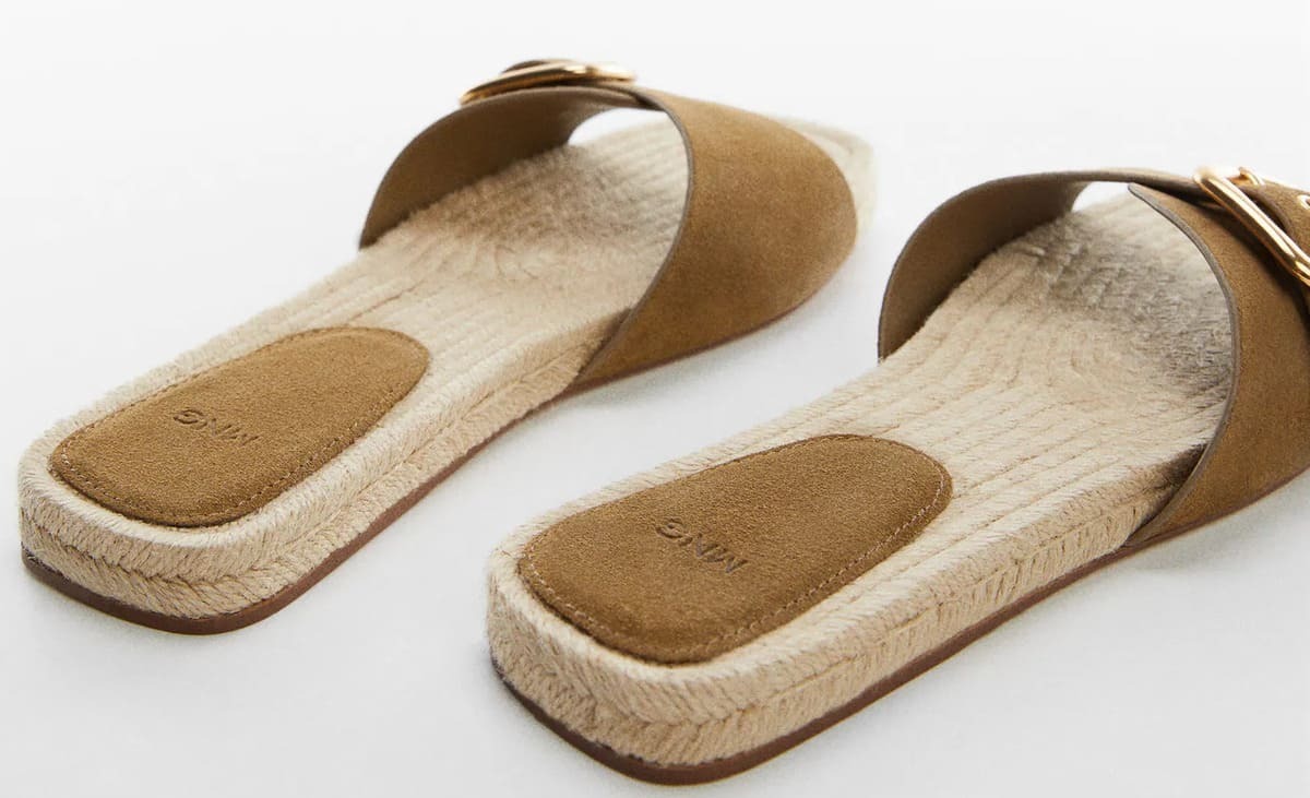 Sandalia de piel con hebilla de Mango