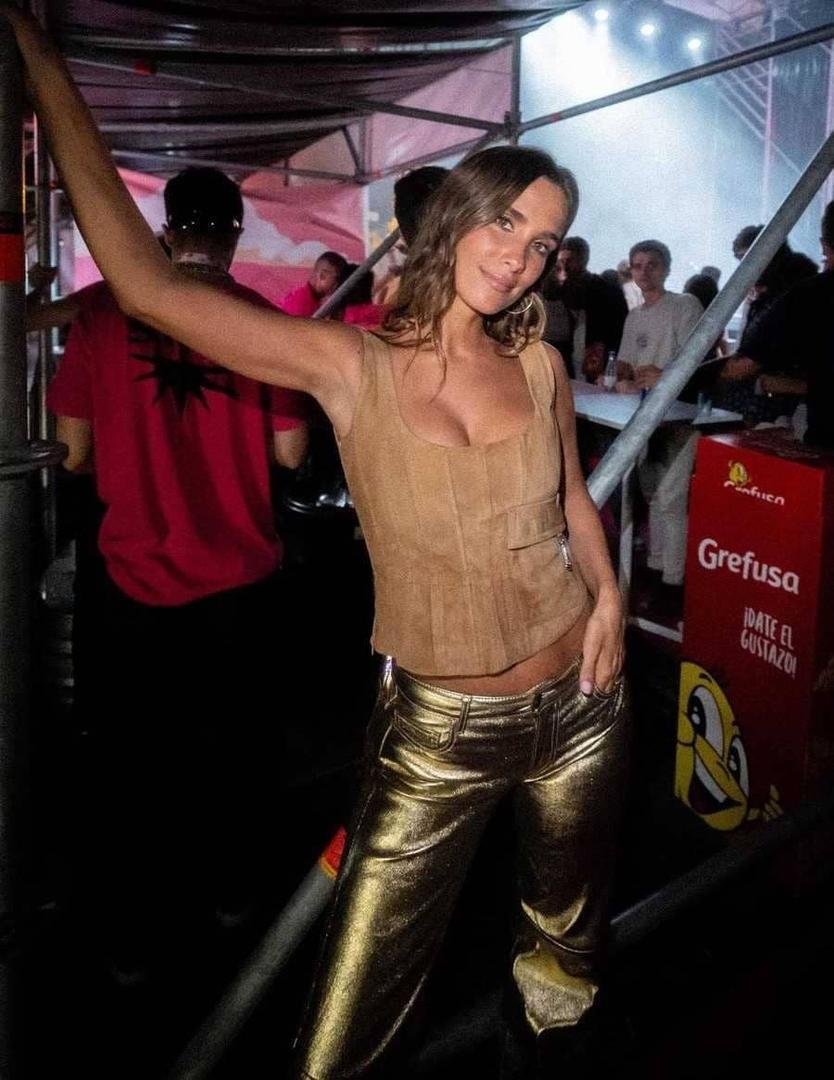 Maria Pombo llevando pantalón efecto metalizado. Foto vía Instagram: @mariapombo.
