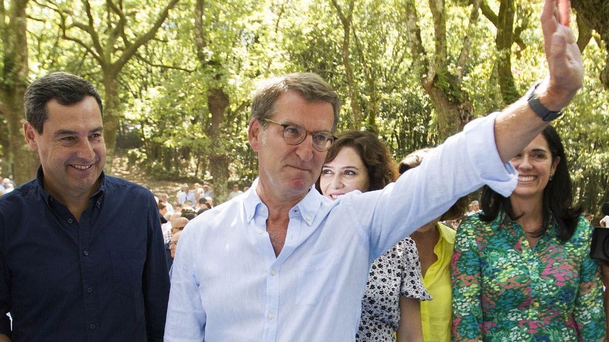 Juanma Moreno: "Es necesario creer en Feijóo, yo no descarto que haya cambio de votos"