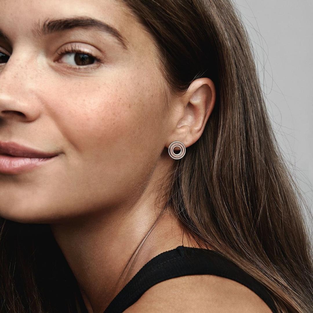 Pendientes de botón Logo y Pavé en dos tonos de Pandora