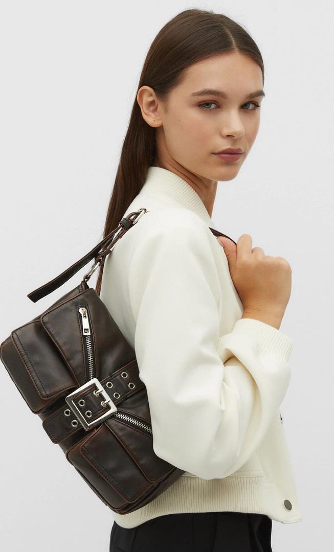 Bolso de hombro con múltiples bolsillos expuestos