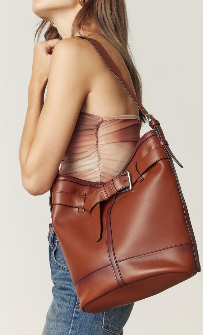 Bolso de hombro grande y desgastado con hebilla