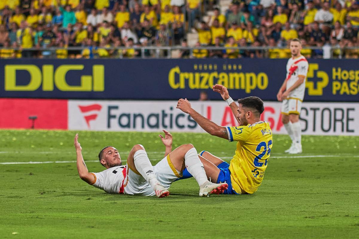 Maxi Gómez y Pacha Espino en el Cádiz CF - Rayo Vallecano | Salvador López Medina para El MIRA