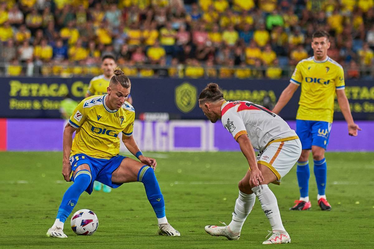 Iván Alejo y Pacha Espino en el Cádiz CF - Rayo Vallecano | Salvador López Medina para El MIRA