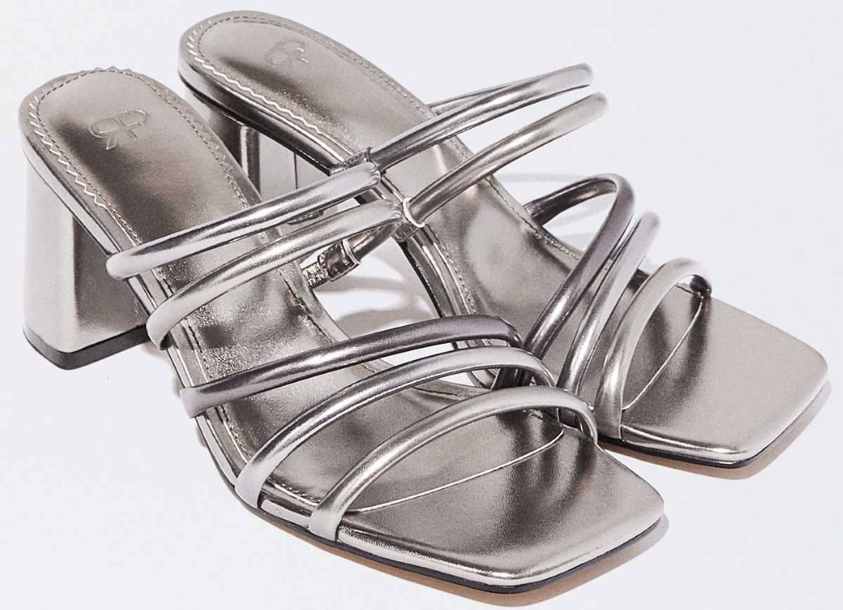 Sandalia tacón tiras metalizadas de Parfois