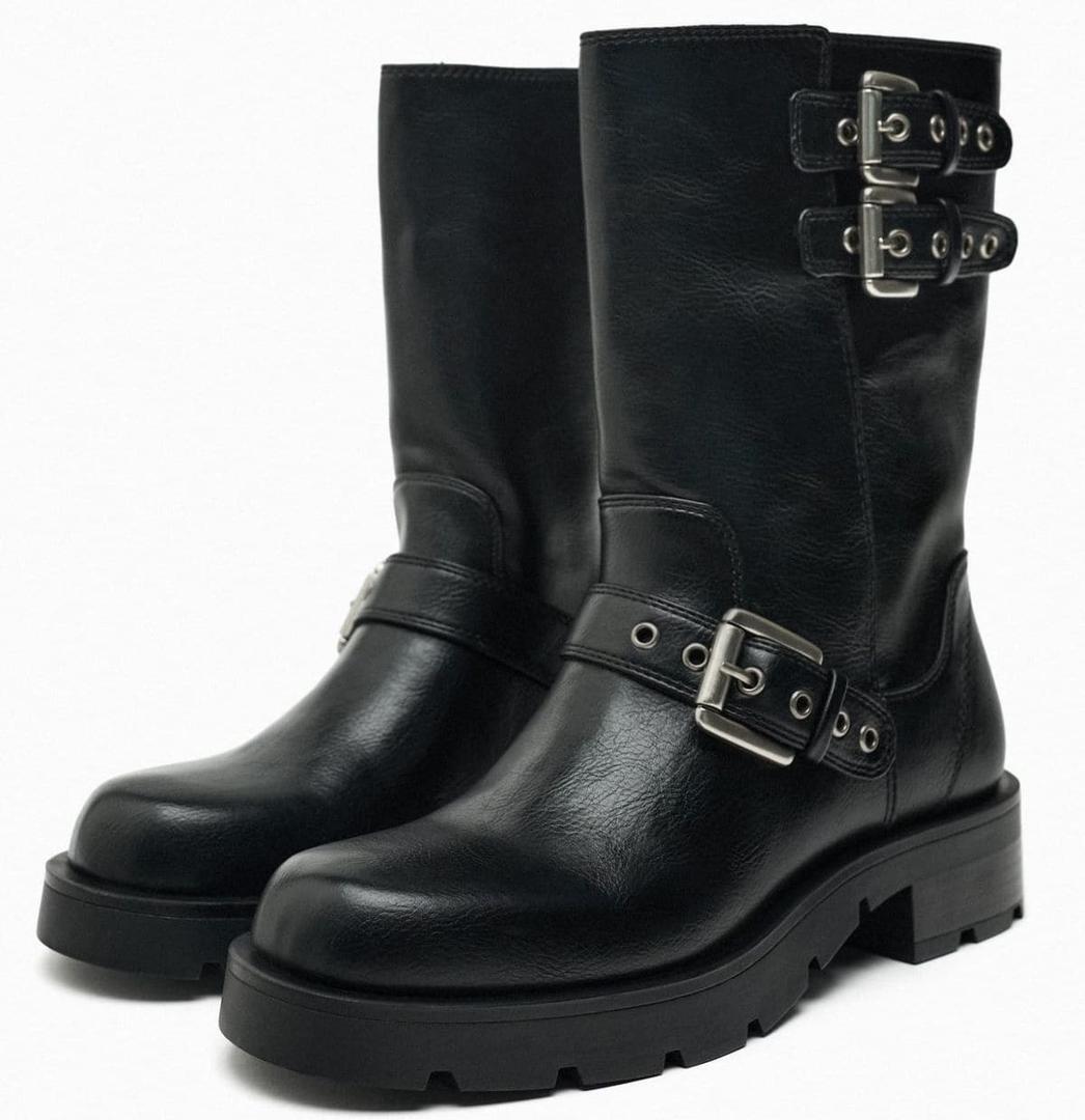 Botín plano biker con hebillas