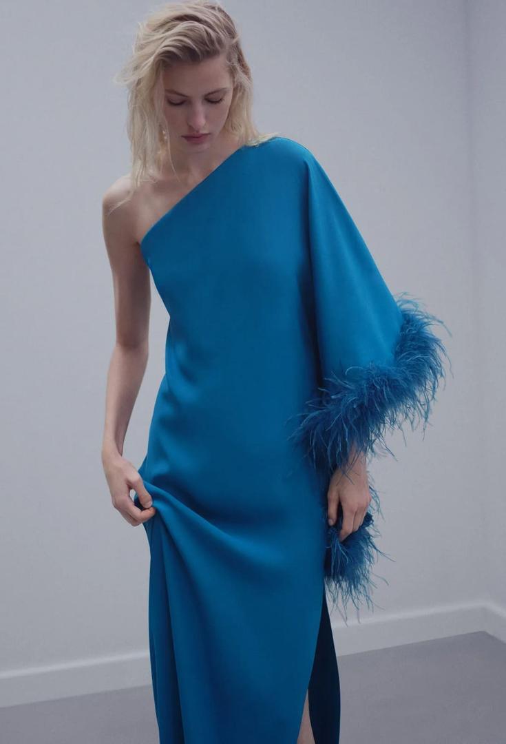 Vestido satinado asimétrico de plumas de Mango