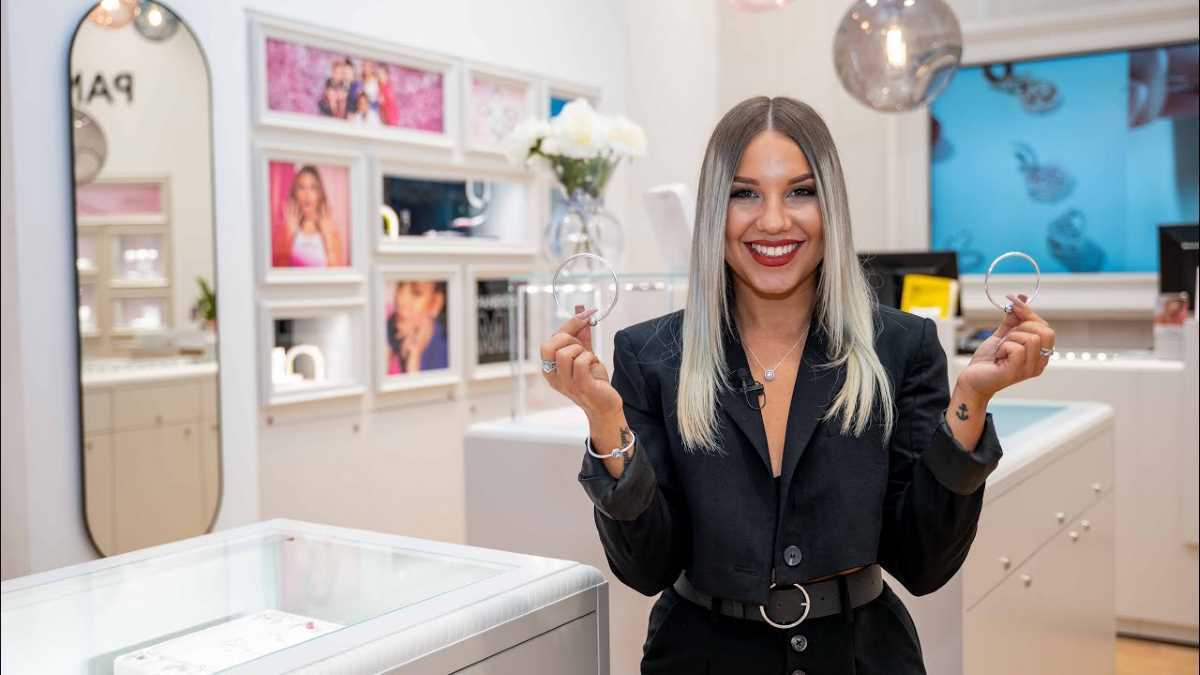 Una trabajadora de Pandora