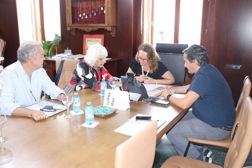La presidenta de la Autoridad Portuaria, Teófila Martínez, junto a la alcaldesa de Puerto Real, Aurora Salvador