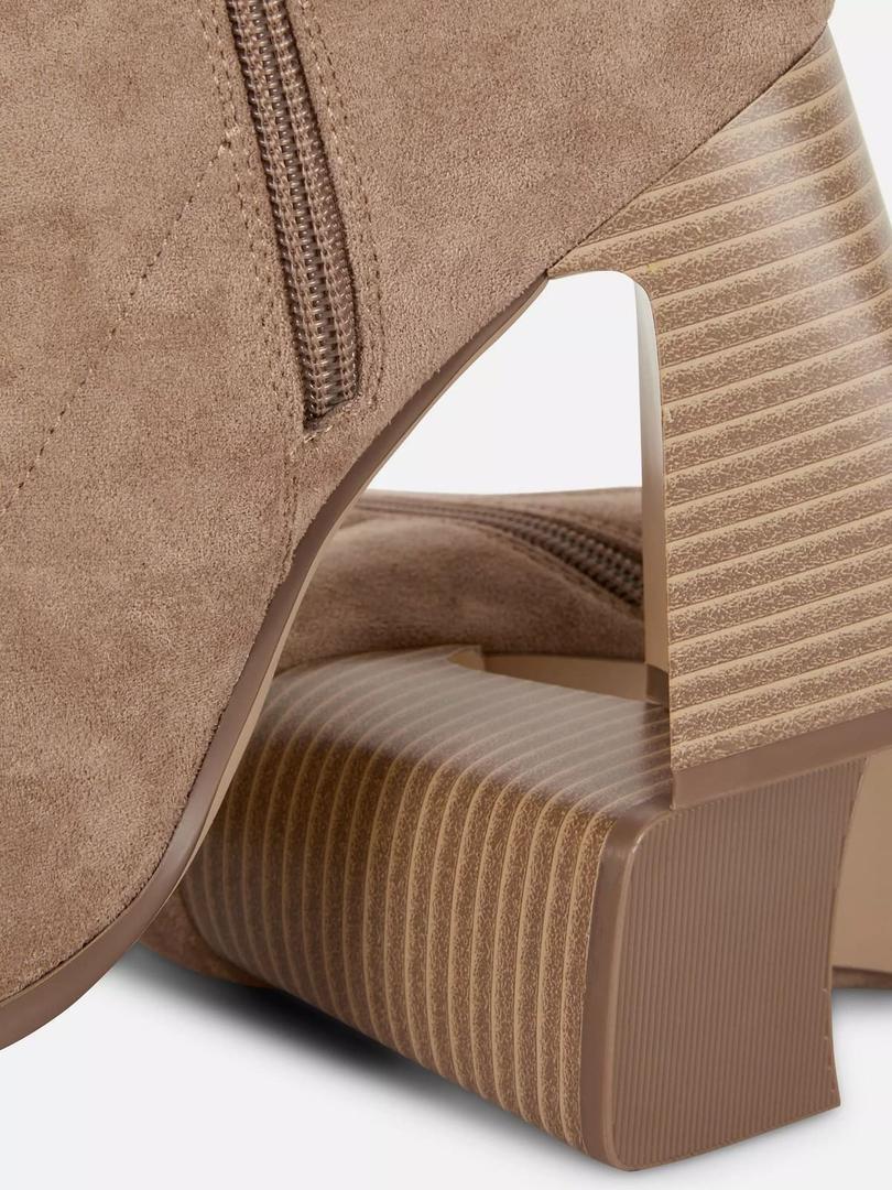 Botines de tacón con caña abierta de ante de Primark