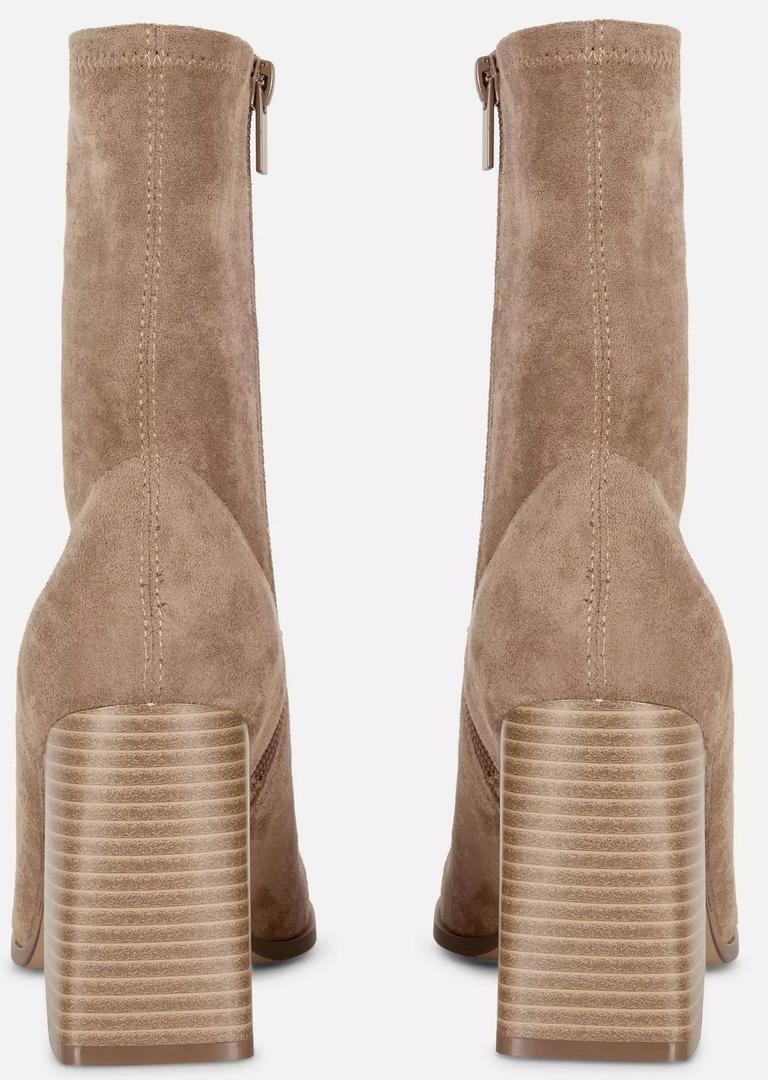 Botines de tacón con caña abierta de ante de Primark